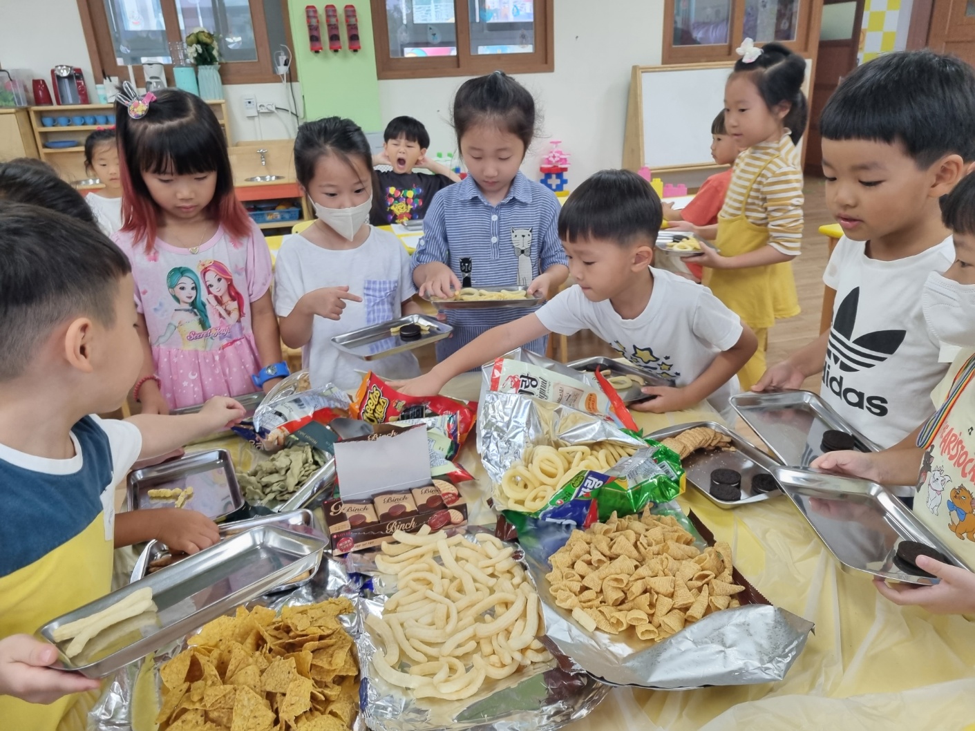  유치원 과자로 자기 이름 쓰기 !! 사진